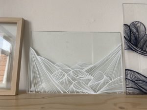 kunst op glas duurzame kunst gerecycled fine line lijntekening surrealistisch studio tosca terschelling